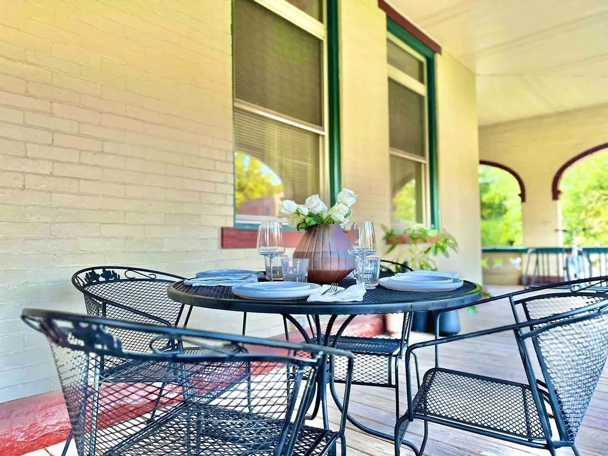 The Elliott Hotel At Highland Park By Luxe Pgh contacts